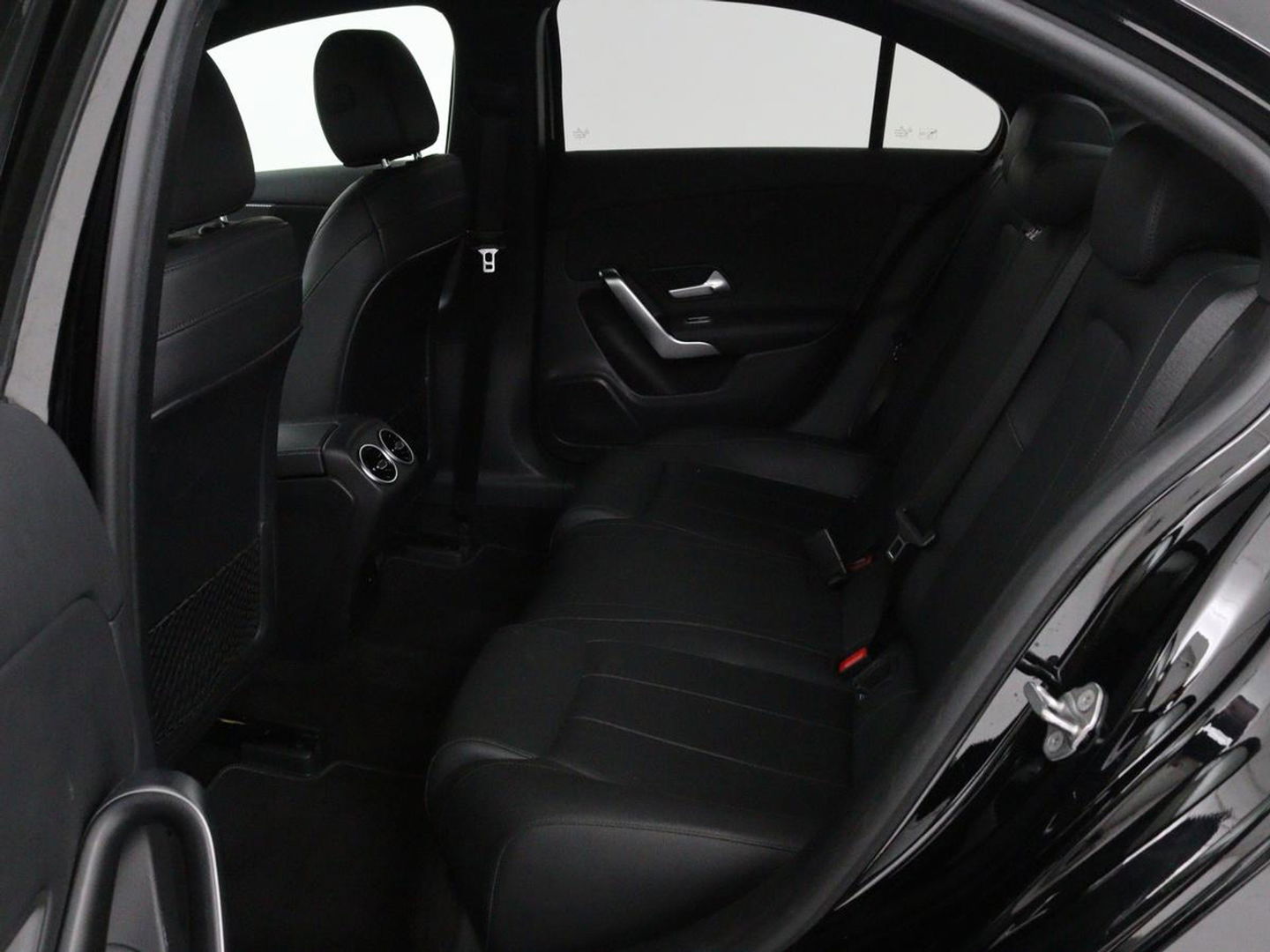 Mercedes-Benz A-Klasse 250e Business Solution Luxury | Leder | Stoelverwarming | Trekhaak | Camera | Navigatie | Full LED | Park Assist | Climate control | Widescreen