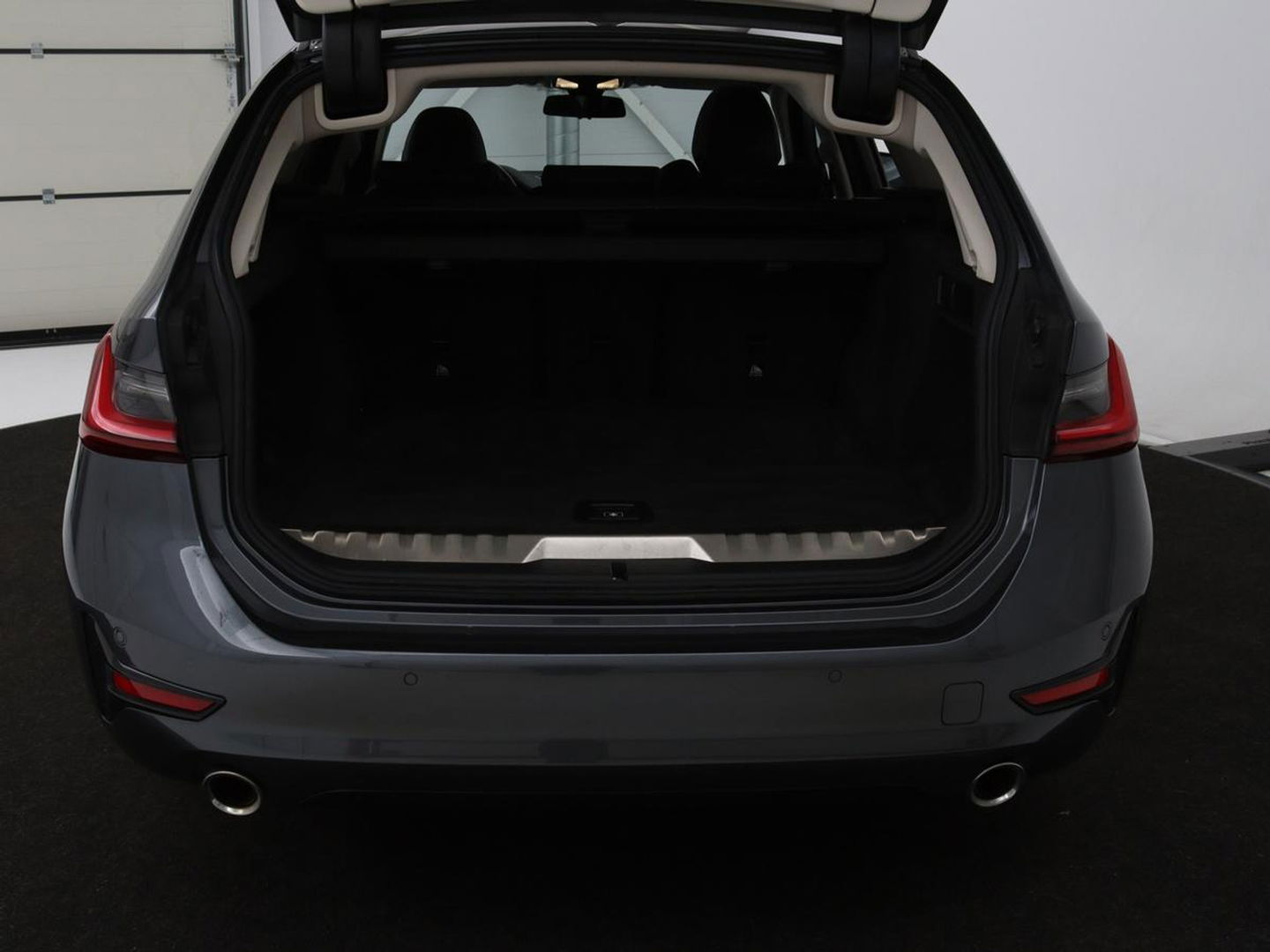 BMW 3-serie 320e Sport Line | Panoramadak | 360 Camera | Adaptive cruise | Laser Light | Stoelverwarming | Carplay | Sfeerverlichting | Live Cockpit | Sportstoelen | Half leder | Navigatie | Keyless