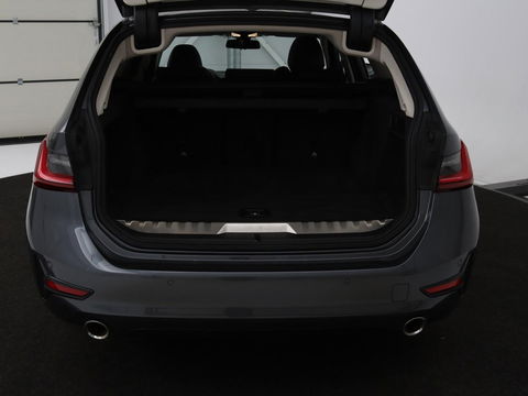 BMW 3-serie 320e Sport Line | Panoramadak | 360 Camera | Adaptive cruise | Laser Light | Stoelverwarming | Carplay | Sfeerverlichting | Live Cockpit | Sportstoelen | Half leder | Navigatie | Keyless