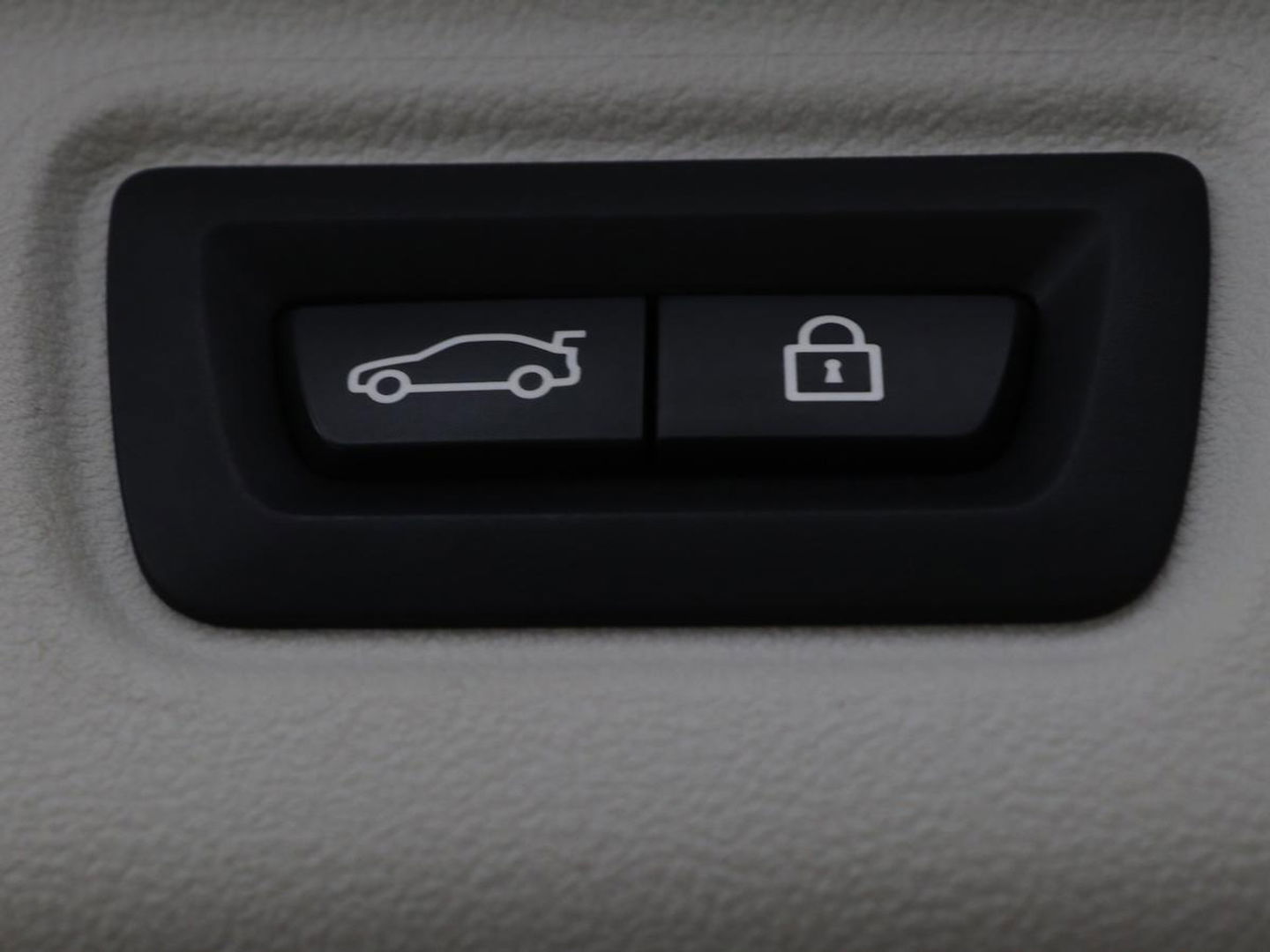 BMW 3-serie 320e Sport Line | Panoramadak | 360 Camera | Adaptive cruise | Laser Light | Stoelverwarming | Carplay | Sfeerverlichting | Live Cockpit | Sportstoelen | Half leder | Navigatie | Keyless