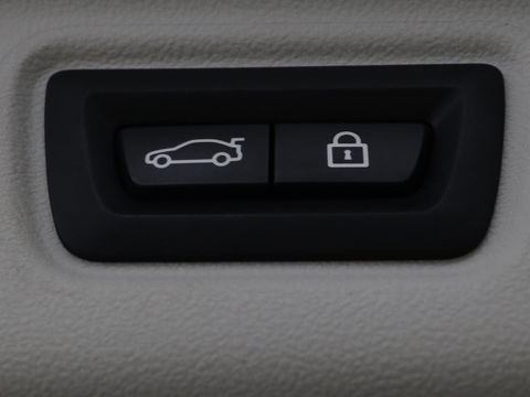 BMW 3-serie 320e Sport Line | Panoramadak | 360 Camera | Adaptive cruise | Laser Light | Stoelverwarming | Carplay | Sfeerverlichting | Live Cockpit | Sportstoelen | Half leder | Navigatie | Keyless
