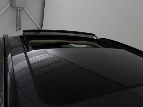 BMW 3-serie 320e Sport Line | Panoramadak | 360 Camera | Adaptive cruise | Laser Light | Stoelverwarming | Carplay | Sfeerverlichting | Live Cockpit | Sportstoelen | Half leder | Navigatie | Keyless
