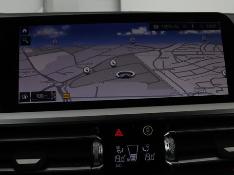 BMW 3-serie 320e Sport Line | Panoramadak | 360 Camera | Adaptive cruise | Laser Light | Stoelverwarming | Carplay | Sfeerverlichting | Live Cockpit | Sportstoelen | Half leder | Navigatie | Keyless