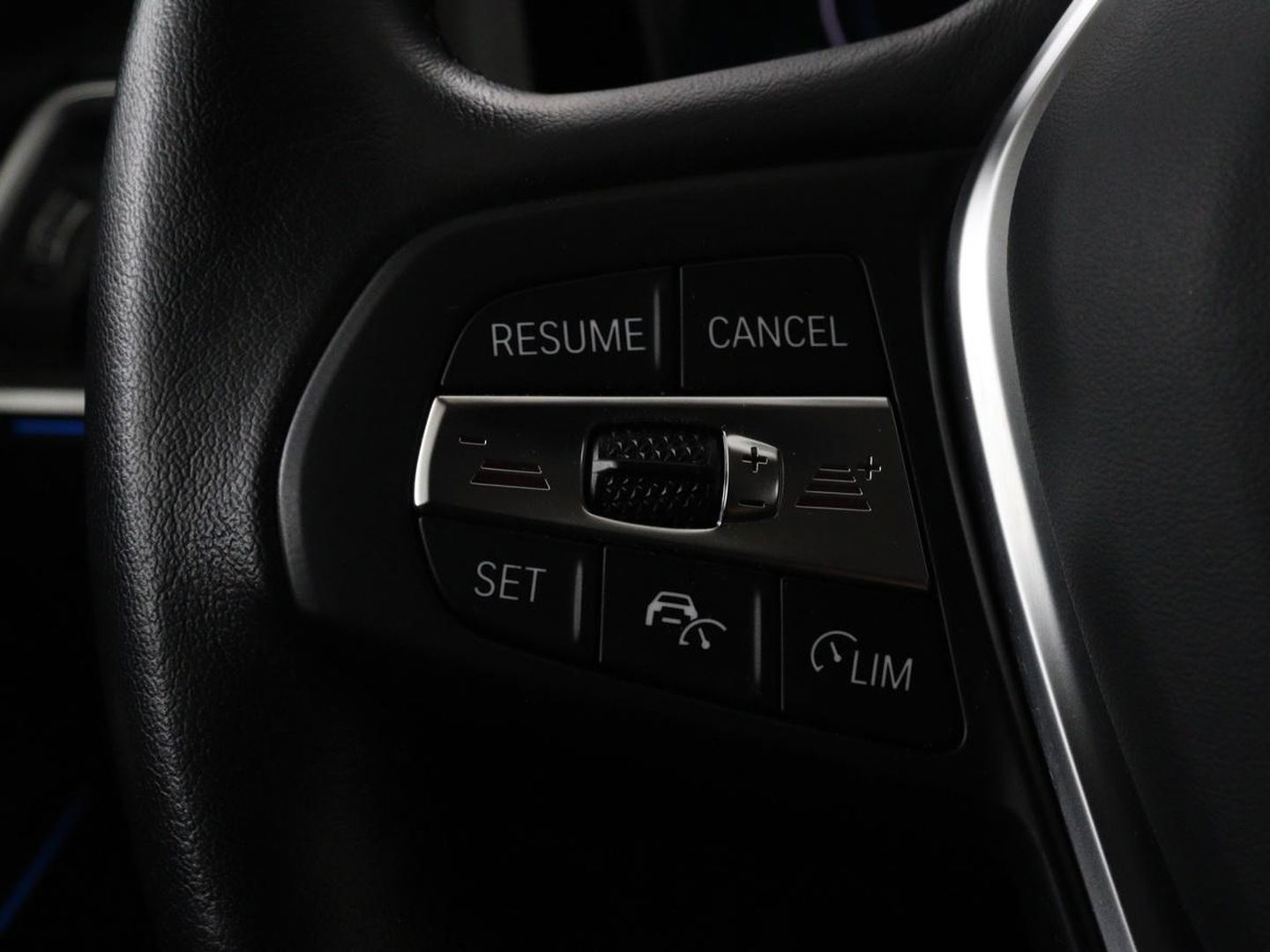 BMW 3-serie 320e Sport Line | Panoramadak | 360 Camera | Adaptive cruise | Laser Light | Stoelverwarming | Carplay | Sfeerverlichting | Live Cockpit | Sportstoelen | Half leder | Navigatie | Keyless
