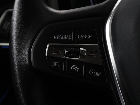 BMW 3-serie 320e Sport Line | Panoramadak | 360 Camera | Adaptive cruise | Laser Light | Stoelverwarming | Carplay | Sfeerverlichting | Live Cockpit | Sportstoelen | Half leder | Navigatie | Keyless