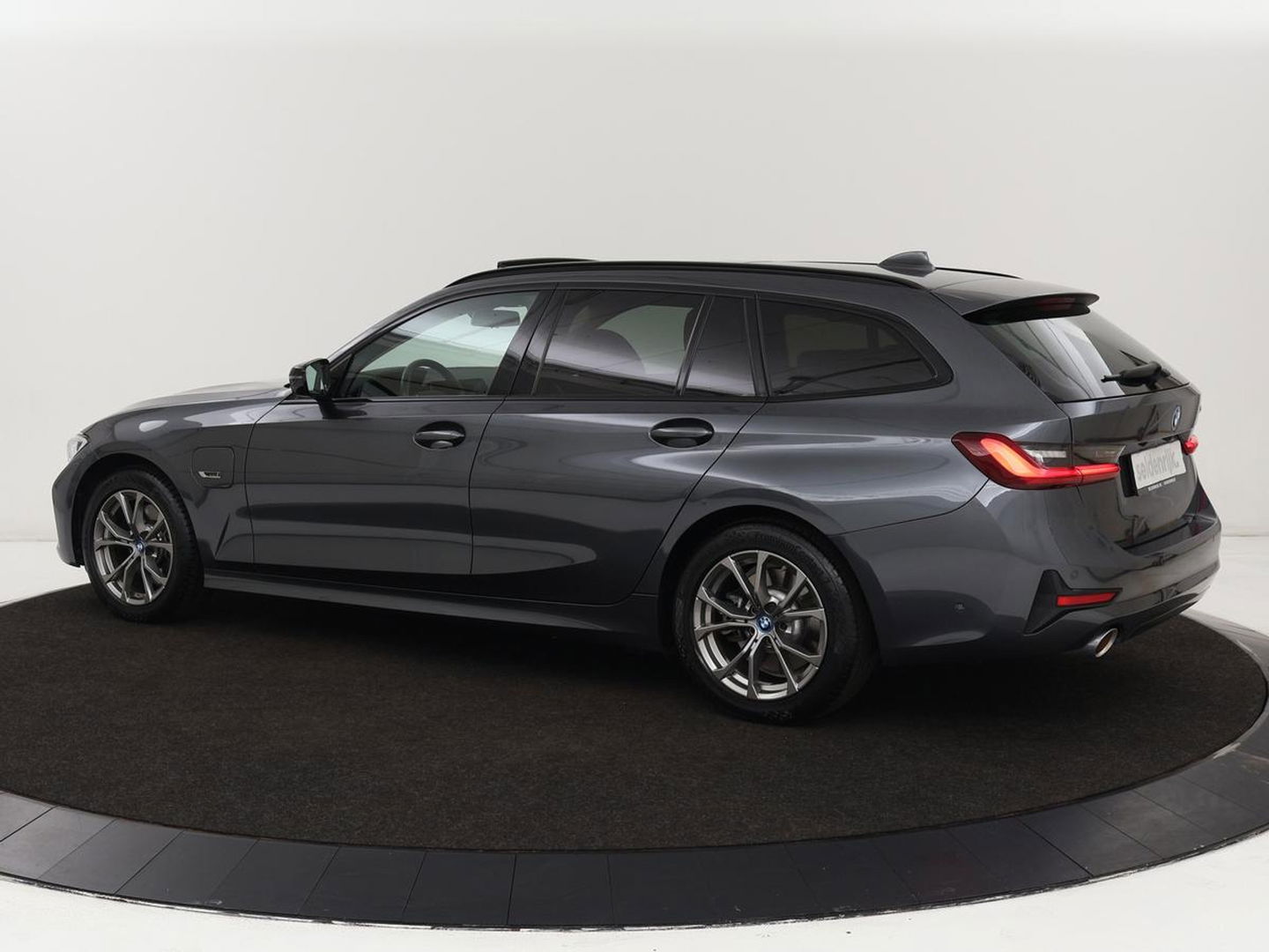 BMW 3-serie 320e Sport Line | Panoramadak | 360 Camera | Adaptive cruise | Laser Light | Stoelverwarming | Carplay | Sfeerverlichting | Live Cockpit | Sportstoelen | Half leder | Navigatie | Keyless