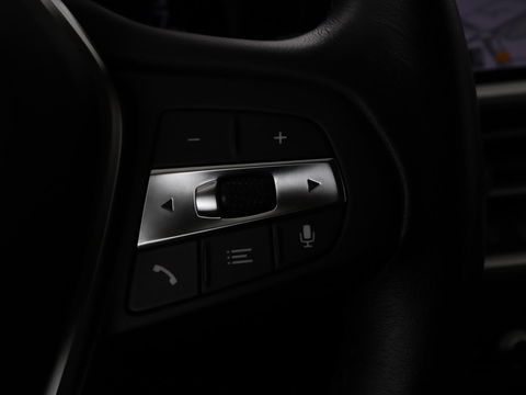 BMW 3-serie 320e Sport Line | Panoramadak | 360 Camera | Adaptive cruise | Laser Light | Stoelverwarming | Carplay | Sfeerverlichting | Live Cockpit | Sportstoelen | Half leder | Navigatie | Keyless