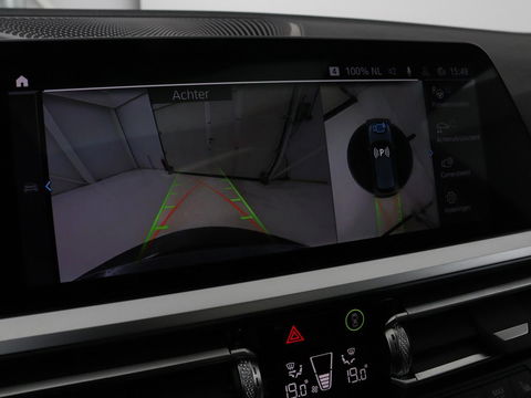 BMW 3-serie 320e Sport Line | Panoramadak | 360 Camera | Adaptive cruise | Laser Light | Stoelverwarming | Carplay | Sfeerverlichting | Live Cockpit | Sportstoelen | Half leder | Navigatie | Keyless