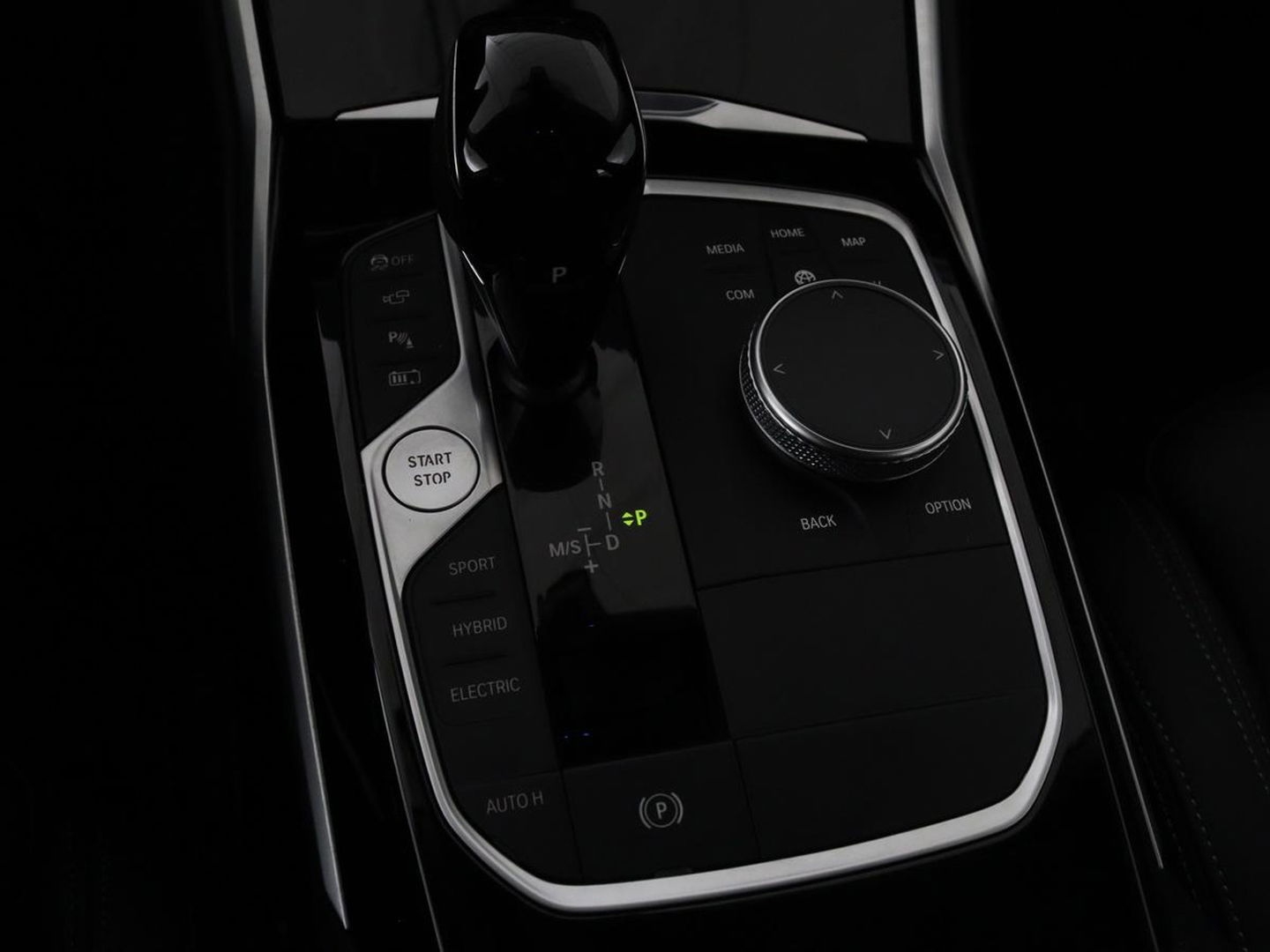 BMW 3-serie 320e Sport Line | Panoramadak | 360 Camera | Adaptive cruise | Laser Light | Stoelverwarming | Carplay | Sfeerverlichting | Live Cockpit | Sportstoelen | Half leder | Navigatie | Keyless