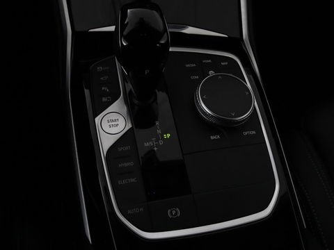 BMW 3-serie 320e Sport Line | Panoramadak | 360 Camera | Adaptive cruise | Laser Light | Stoelverwarming | Carplay | Sfeerverlichting | Live Cockpit | Sportstoelen | Half leder | Navigatie | Keyless