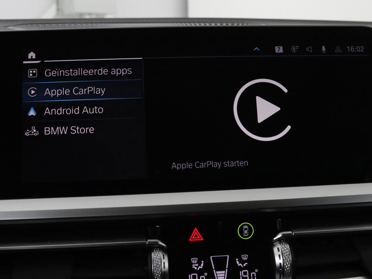 BMW 3-serie 320e Sport Line | Panoramadak | 360 Camera | Adaptive cruise | Laser Light | Stoelverwarming | Carplay | Sfeerverlichting | Live Cockpit | Sportstoelen | Half leder | Navigatie | Keyless