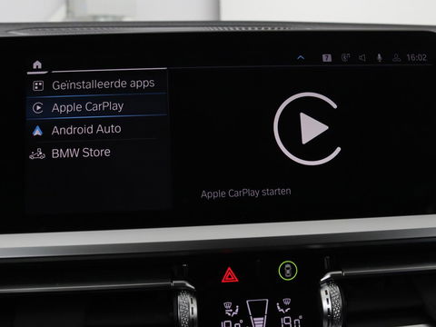 BMW 3-serie 320e Sport Line | Panoramadak | 360 Camera | Adaptive cruise | Laser Light | Stoelverwarming | Carplay | Sfeerverlichting | Live Cockpit | Sportstoelen | Half leder | Navigatie | Keyless