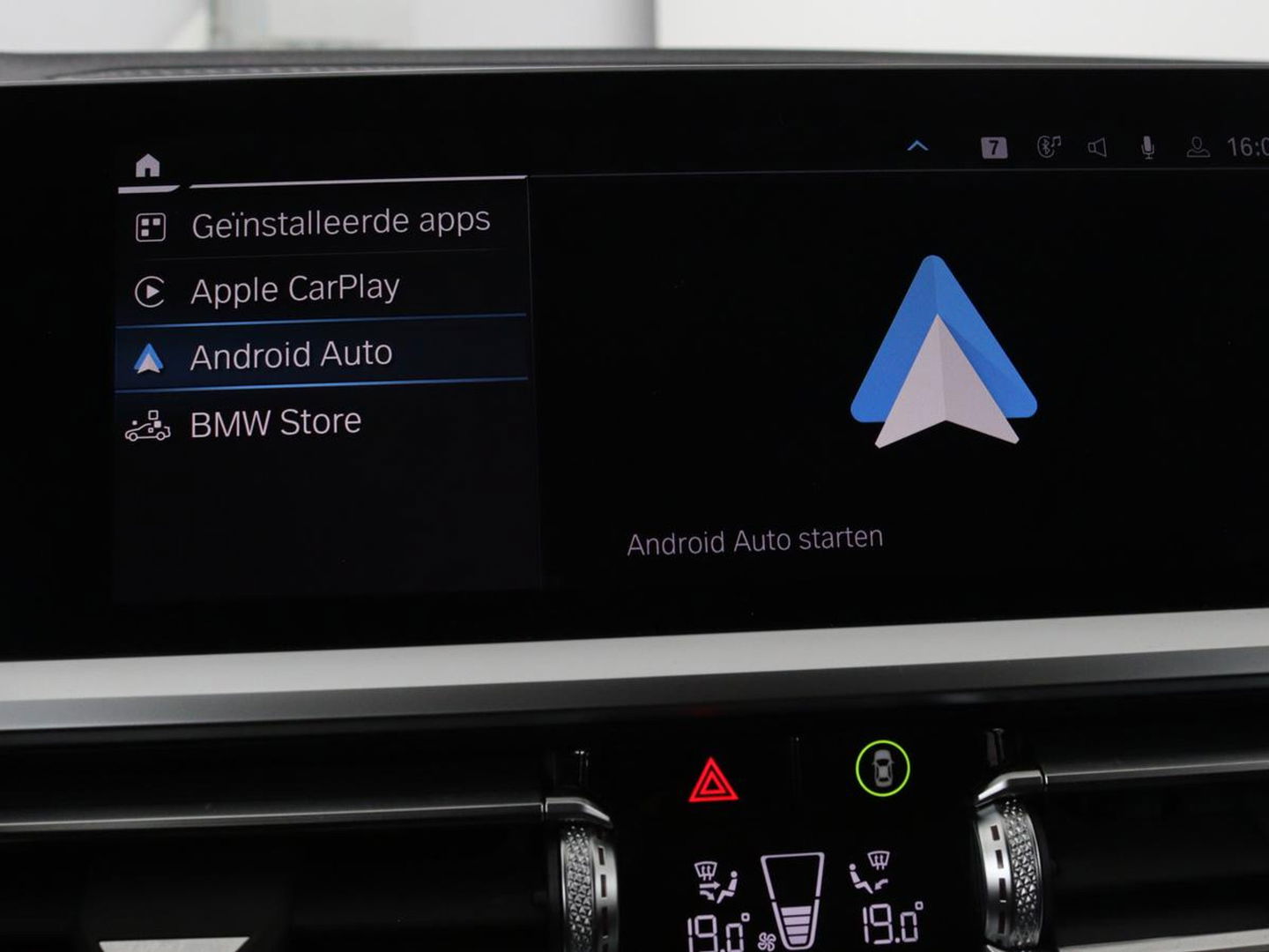 BMW 3-serie 320e Sport Line | Panoramadak | 360 Camera | Adaptive cruise | Laser Light | Stoelverwarming | Carplay | Sfeerverlichting | Live Cockpit | Sportstoelen | Half leder | Navigatie | Keyless
