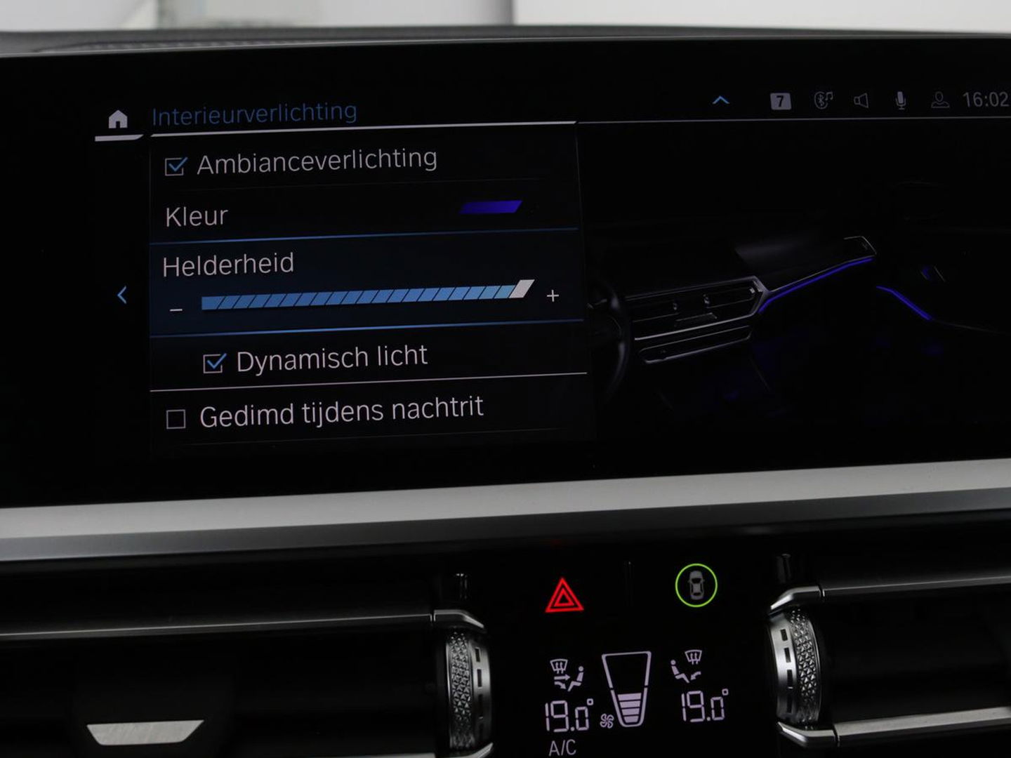 BMW 3-serie 320e Sport Line | Panoramadak | 360 Camera | Adaptive cruise | Laser Light | Stoelverwarming | Carplay | Sfeerverlichting | Live Cockpit | Sportstoelen | Half leder | Navigatie | Keyless