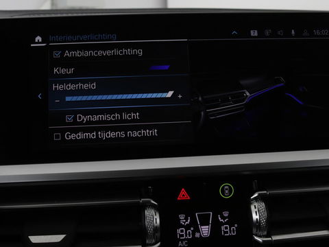 BMW 3-serie 320e Sport Line | Panoramadak | 360 Camera | Adaptive cruise | Laser Light | Stoelverwarming | Carplay | Sfeerverlichting | Live Cockpit | Sportstoelen | Half leder | Navigatie | Keyless