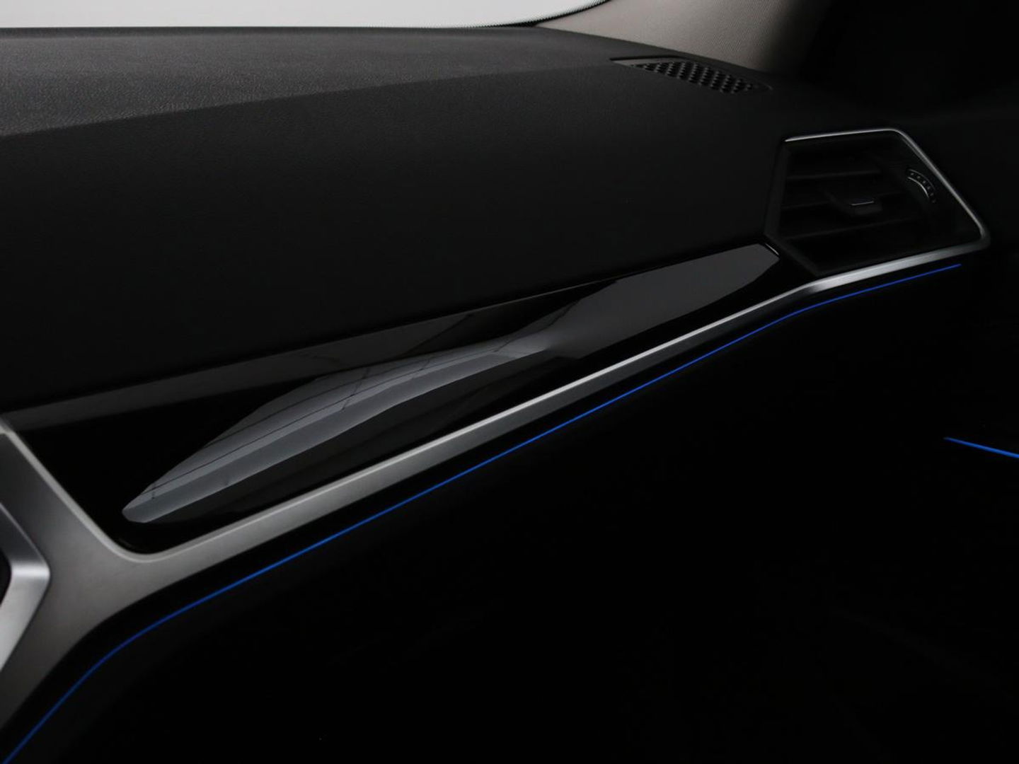 BMW 3-serie 320e Sport Line | Panoramadak | 360 Camera | Adaptive cruise | Laser Light | Stoelverwarming | Carplay | Sfeerverlichting | Live Cockpit | Sportstoelen | Half leder | Navigatie | Keyless