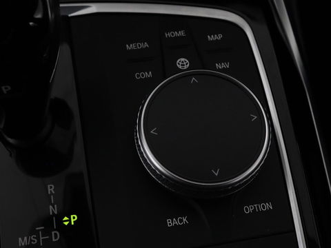 BMW 3-serie 320e Sport Line | Panoramadak | 360 Camera | Adaptive cruise | Laser Light | Stoelverwarming | Carplay | Sfeerverlichting | Live Cockpit | Sportstoelen | Half leder | Navigatie | Keyless