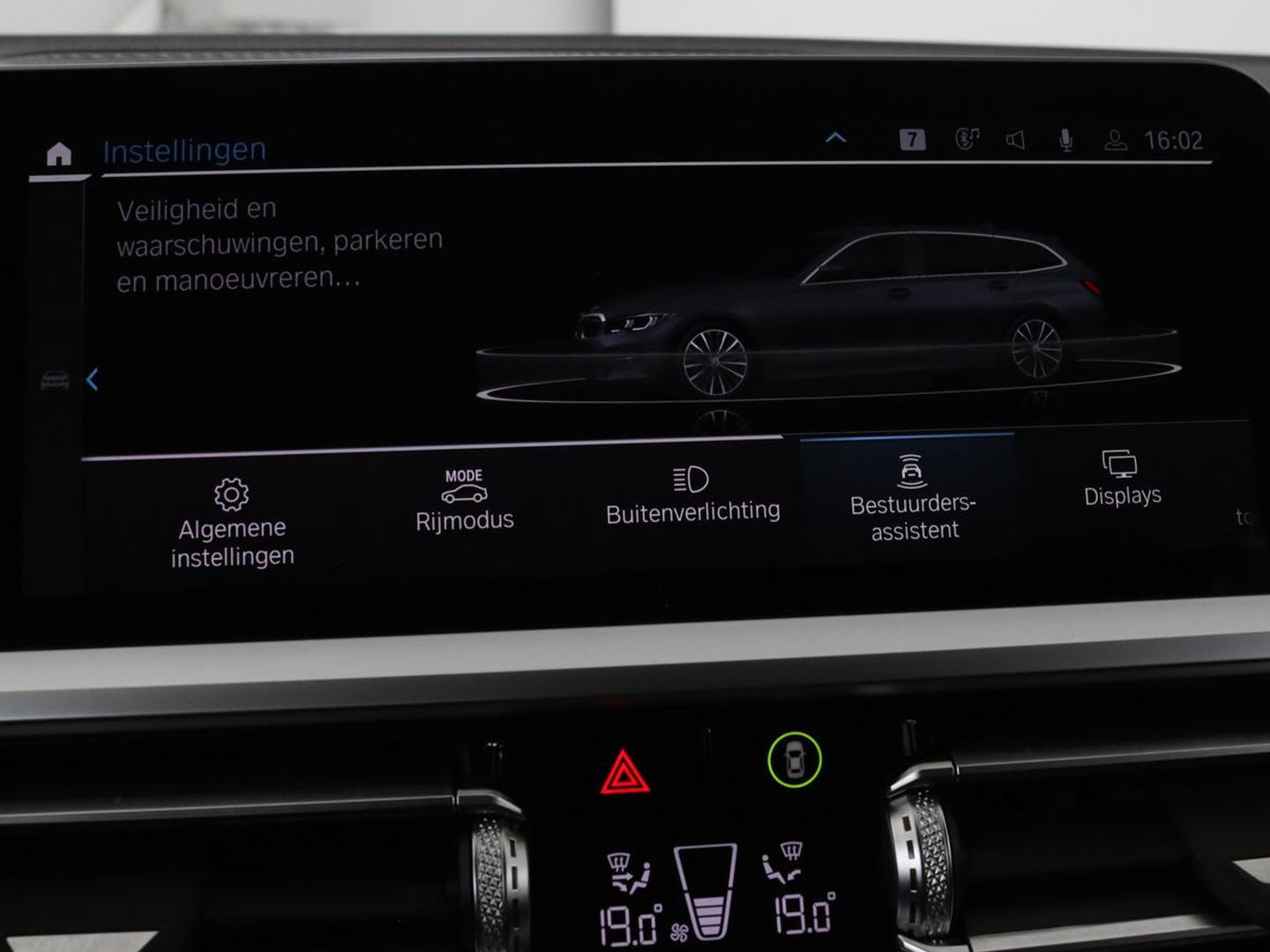 BMW 3-serie 320e Sport Line | Panoramadak | 360 Camera | Adaptive cruise | Laser Light | Stoelverwarming | Carplay | Sfeerverlichting | Live Cockpit | Sportstoelen | Half leder | Navigatie | Keyless