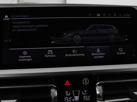 BMW 3-serie 320e Sport Line | Panoramadak | 360 Camera | Adaptive cruise | Laser Light | Stoelverwarming | Carplay | Sfeerverlichting | Live Cockpit | Sportstoelen | Half leder | Navigatie | Keyless