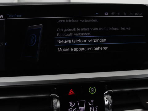 BMW 3-serie 320e Sport Line | Panoramadak | 360 Camera | Adaptive cruise | Laser Light | Stoelverwarming | Carplay | Sfeerverlichting | Live Cockpit | Sportstoelen | Half leder | Navigatie | Keyless