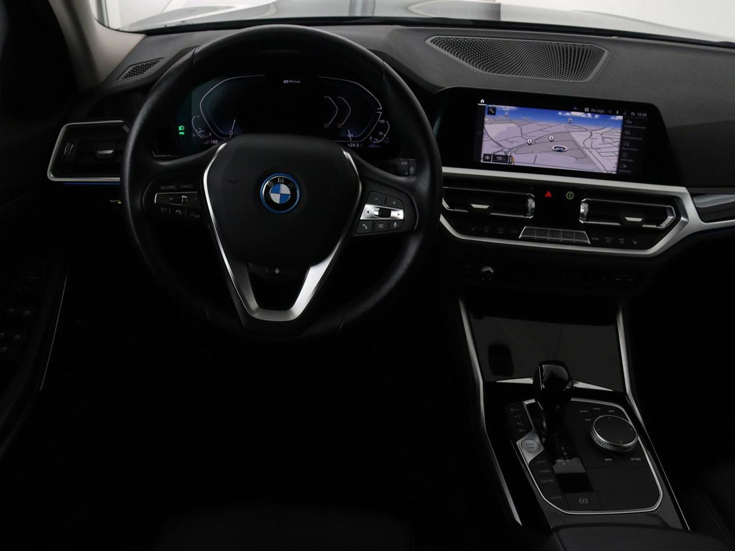 BMW 3-serie 320e Sport Line | Panoramadak | 360 Camera | Adaptive cruise | Laser Light | Stoelverwarming | Carplay | Sfeerverlichting | Live Cockpit | Sportstoelen | Half leder | Navigatie | Keyless