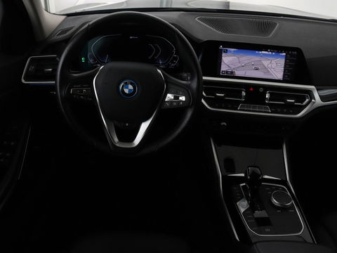 BMW 3-serie 320e Sport Line | Panoramadak | 360 Camera | Adaptive cruise | Laser Light | Stoelverwarming | Carplay | Sfeerverlichting | Live Cockpit | Sportstoelen | Half leder | Navigatie | Keyless