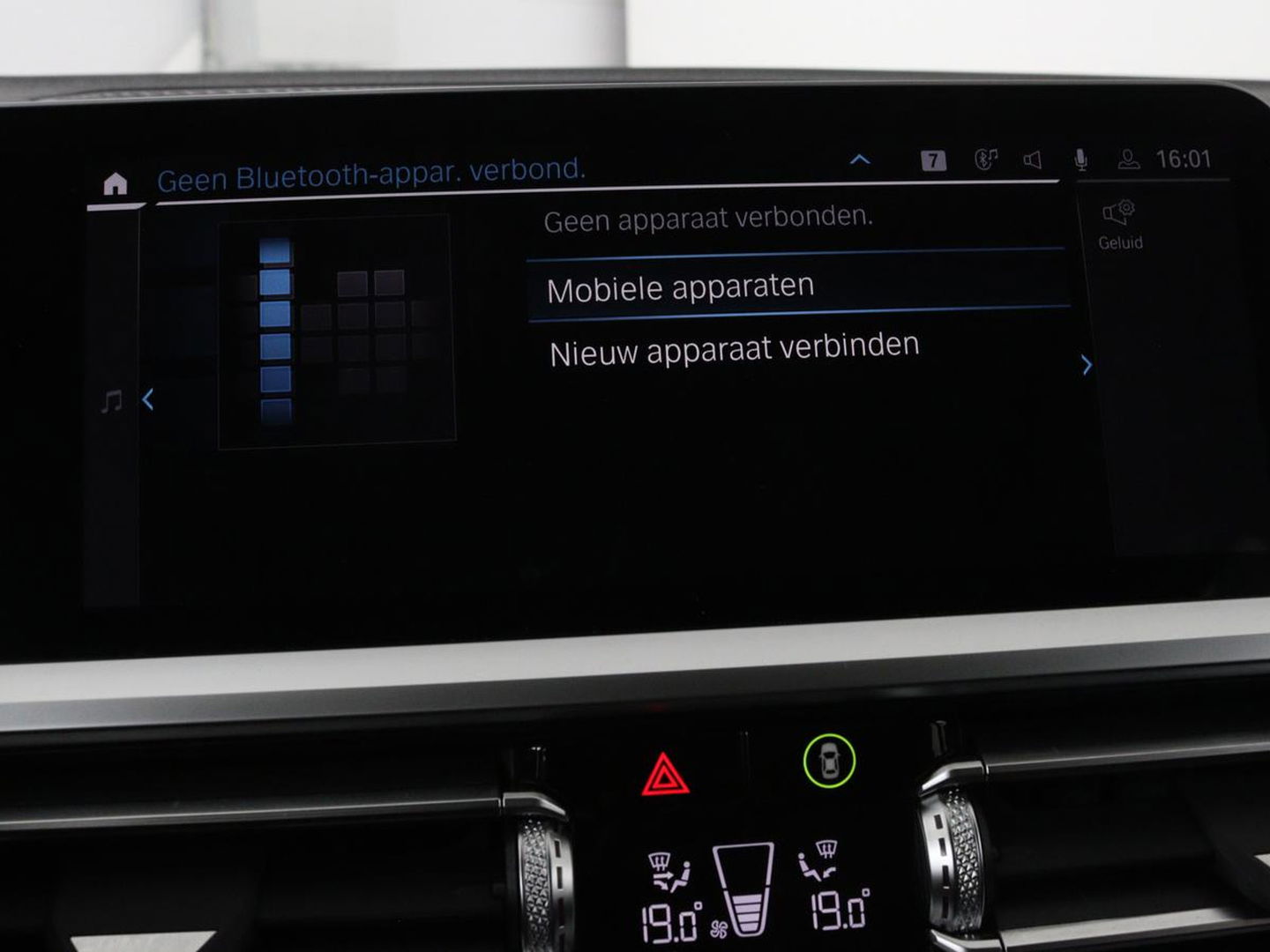 BMW 3-serie 320e Sport Line | Panoramadak | 360 Camera | Adaptive cruise | Laser Light | Stoelverwarming | Carplay | Sfeerverlichting | Live Cockpit | Sportstoelen | Half leder | Navigatie | Keyless