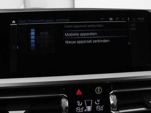 BMW 3-serie 320e Sport Line | Panoramadak | 360 Camera | Adaptive cruise | Laser Light | Stoelverwarming | Carplay | Sfeerverlichting | Live Cockpit | Sportstoelen | Half leder | Navigatie | Keyless