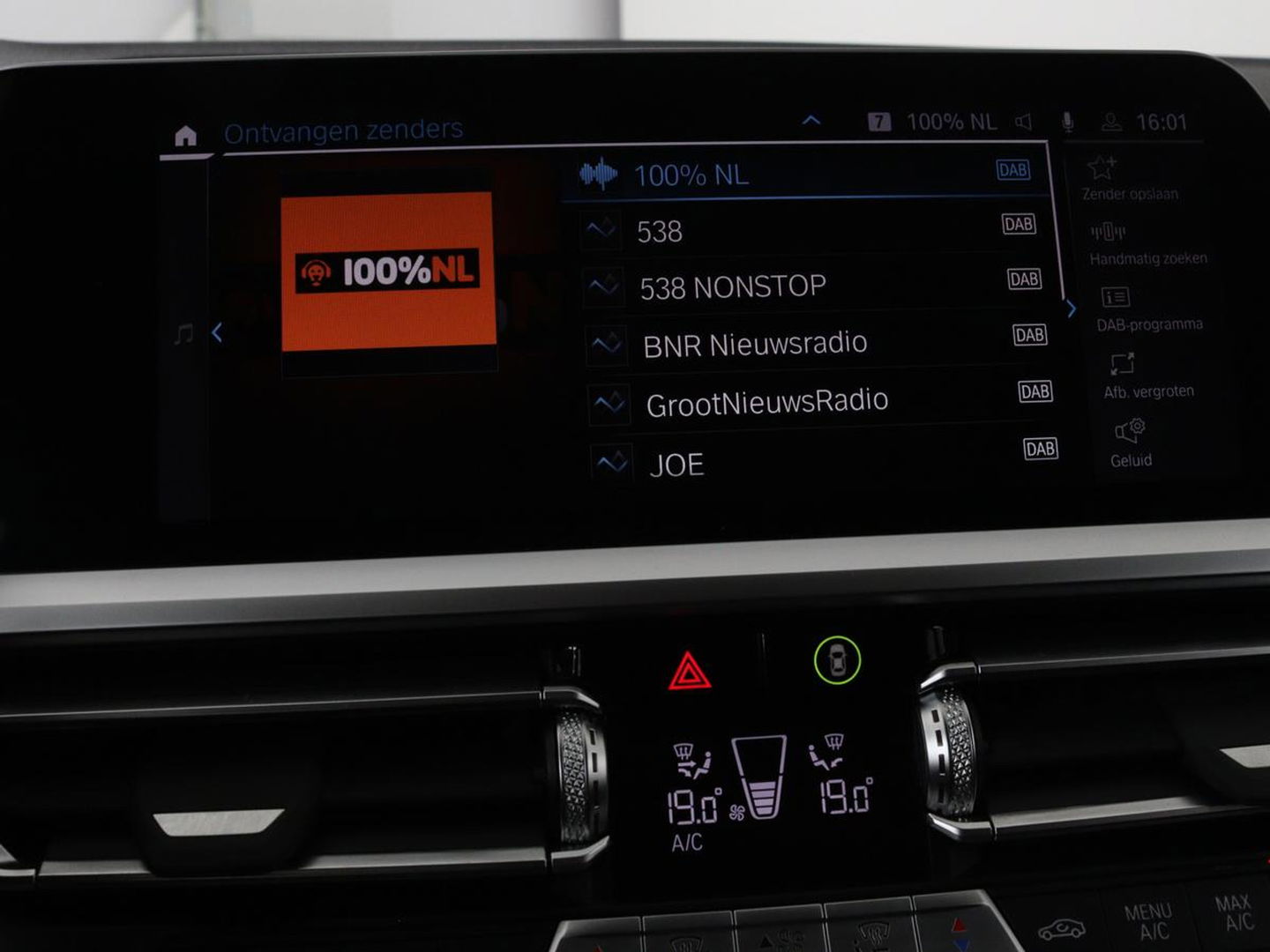 BMW 3-serie 320e Sport Line | Panoramadak | 360 Camera | Adaptive cruise | Laser Light | Stoelverwarming | Carplay | Sfeerverlichting | Live Cockpit | Sportstoelen | Half leder | Navigatie | Keyless