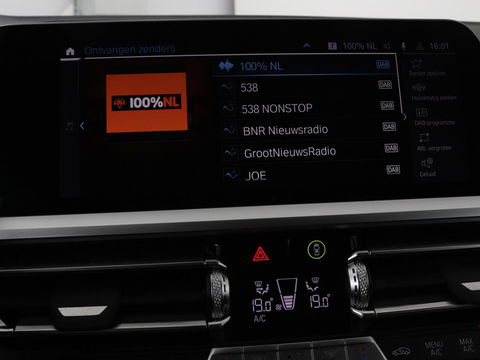 BMW 3-serie 320e Sport Line | Panoramadak | 360 Camera | Adaptive cruise | Laser Light | Stoelverwarming | Carplay | Sfeerverlichting | Live Cockpit | Sportstoelen | Half leder | Navigatie | Keyless