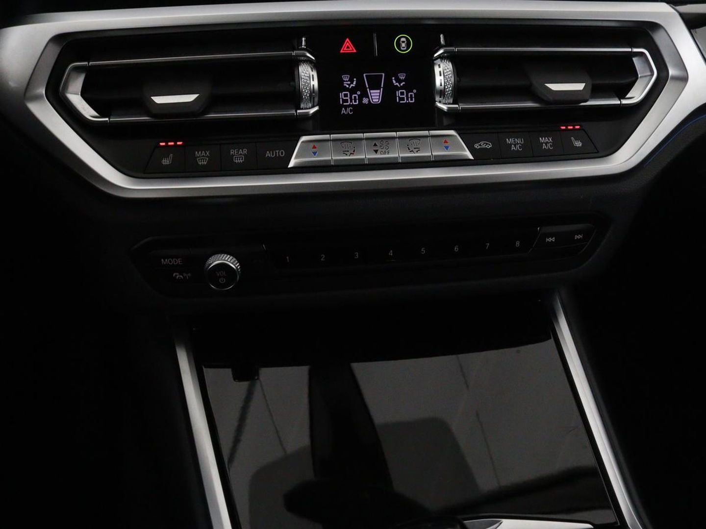 BMW 3-serie 320e Sport Line | Panoramadak | 360 Camera | Adaptive cruise | Laser Light | Stoelverwarming | Carplay | Sfeerverlichting | Live Cockpit | Sportstoelen | Half leder | Navigatie | Keyless