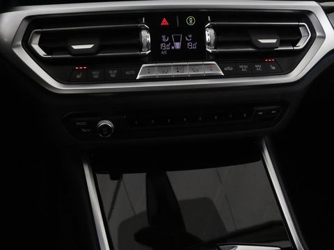 BMW 3-serie 320e Sport Line | Panoramadak | 360 Camera | Adaptive cruise | Laser Light | Stoelverwarming | Carplay | Sfeerverlichting | Live Cockpit | Sportstoelen | Half leder | Navigatie | Keyless