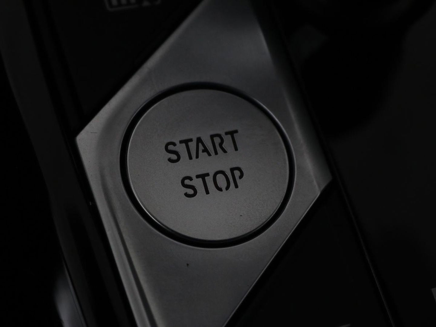BMW 3-serie 320e Sport Line | Panoramadak | 360 Camera | Adaptive cruise | Laser Light | Stoelverwarming | Carplay | Sfeerverlichting | Live Cockpit | Sportstoelen | Half leder | Navigatie | Keyless