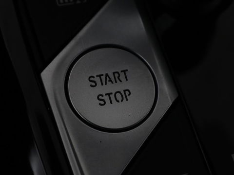 BMW 3-serie 320e Sport Line | Panoramadak | 360 Camera | Adaptive cruise | Laser Light | Stoelverwarming | Carplay | Sfeerverlichting | Live Cockpit | Sportstoelen | Half leder | Navigatie | Keyless