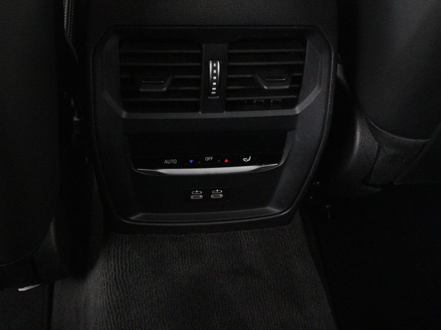 BMW 3-serie 320e Sport Line | Panoramadak | 360 Camera | Adaptive cruise | Laser Light | Stoelverwarming | Carplay | Sfeerverlichting | Live Cockpit | Sportstoelen | Half leder | Navigatie | Keyless