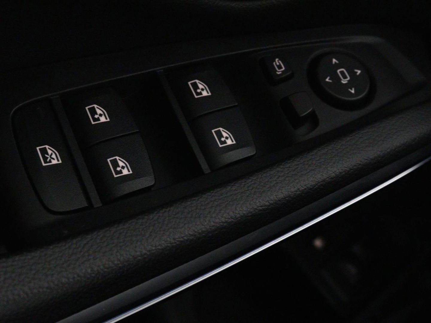 BMW 3-serie 320e Sport Line | Panoramadak | 360 Camera | Adaptive cruise | Laser Light | Stoelverwarming | Carplay | Sfeerverlichting | Live Cockpit | Sportstoelen | Half leder | Navigatie | Keyless