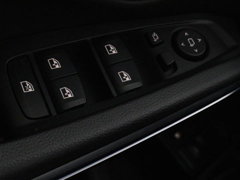 BMW 3-serie 320e Sport Line | Panoramadak | 360 Camera | Adaptive cruise | Laser Light | Stoelverwarming | Carplay | Sfeerverlichting | Live Cockpit | Sportstoelen | Half leder | Navigatie | Keyless