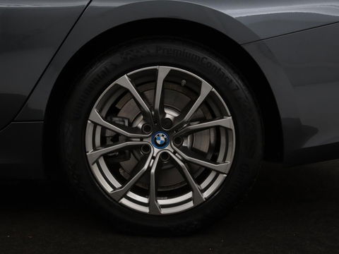 BMW 3-serie 320e Sport Line | Panoramadak | 360 Camera | Adaptive cruise | Laser Light | Stoelverwarming | Carplay | Sfeerverlichting | Live Cockpit | Sportstoelen | Half leder | Navigatie | Keyless