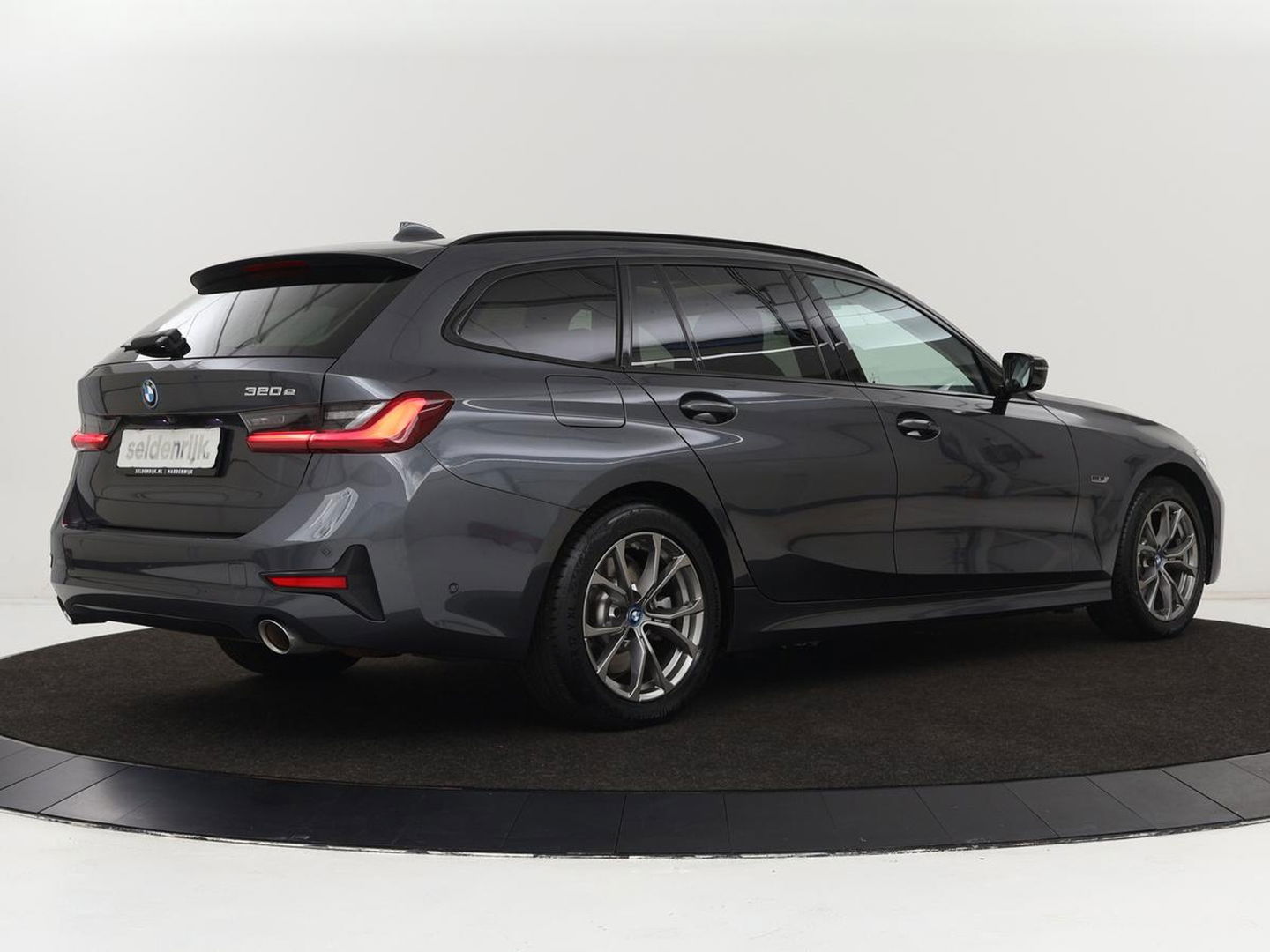 BMW 3-serie 320e Sport Line | Panoramadak | 360 Camera | Adaptive cruise | Laser Light | Stoelverwarming | Carplay | Sfeerverlichting | Live Cockpit | Sportstoelen | Half leder | Navigatie | Keyless