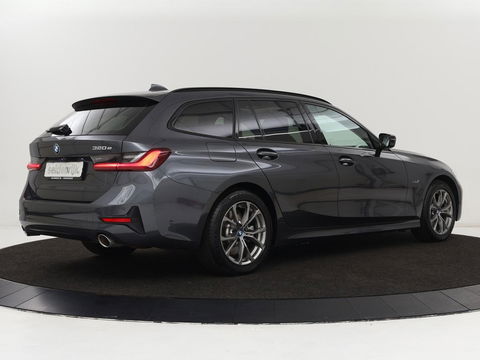 BMW 3-serie 320e Sport Line | Panoramadak | 360 Camera | Adaptive cruise | Laser Light | Stoelverwarming | Carplay | Sfeerverlichting | Live Cockpit | Sportstoelen | Half leder | Navigatie | Keyless