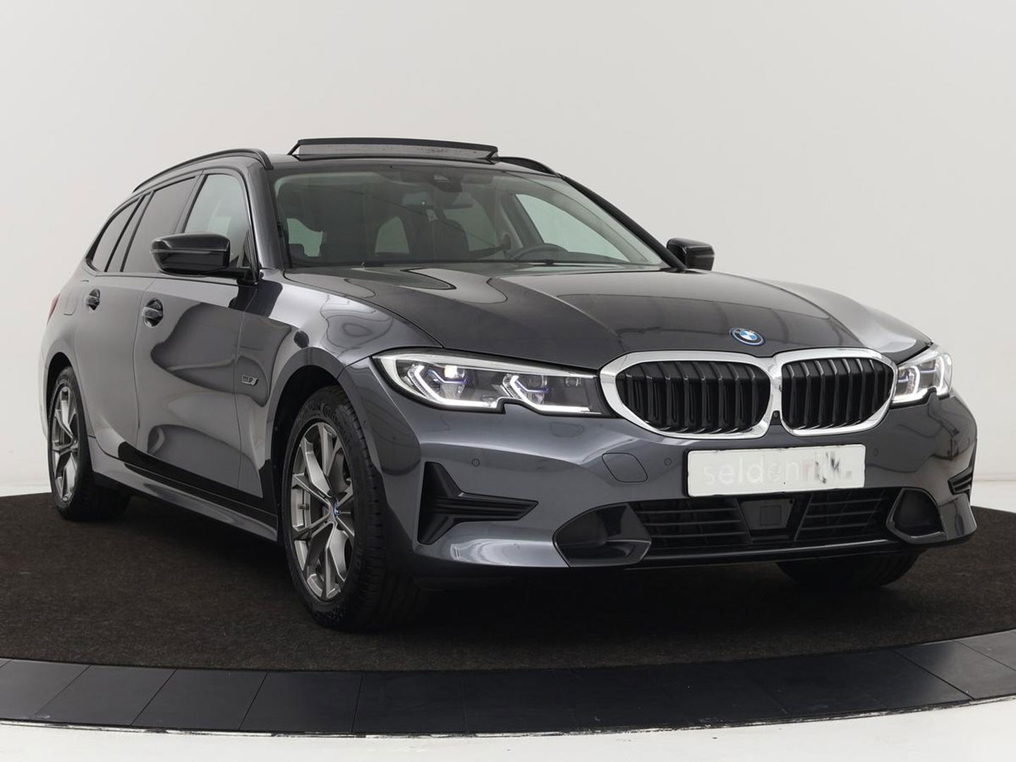 BMW 3-serie 320e Sport Line | Panoramadak | 360 Camera | Adaptive cruise | Laser Light | Stoelverwarming | Carplay | Sfeerverlichting | Live Cockpit | Sportstoelen | Half leder | Navigatie | Keyless