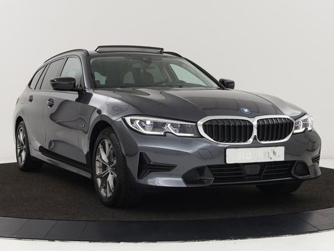 BMW 3-serie 320e Sport Line | Panoramadak | 360 Camera | Adaptive cruise | Laser Light | Stoelverwarming | Carplay | Sfeerverlichting | Live Cockpit | Sportstoelen | Half leder | Navigatie | Keyless