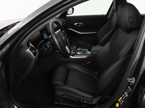 BMW 3-serie 320e Sport Line | Panoramadak | 360 Camera | Adaptive cruise | Laser Light | Stoelverwarming | Carplay | Sfeerverlichting | Live Cockpit | Sportstoelen | Half leder | Navigatie | Keyless