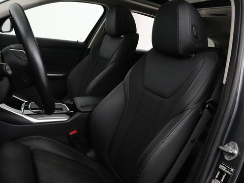 BMW 3-serie 320e Sport Line | Panoramadak | 360 Camera | Adaptive cruise | Laser Light | Stoelverwarming | Carplay | Sfeerverlichting | Live Cockpit | Sportstoelen | Half leder | Navigatie | Keyless