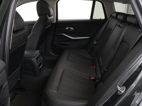 BMW 3-serie 320e Sport Line | Panoramadak | 360 Camera | Adaptive cruise | Laser Light | Stoelverwarming | Carplay | Sfeerverlichting | Live Cockpit | Sportstoelen | Half leder | Navigatie | Keyless