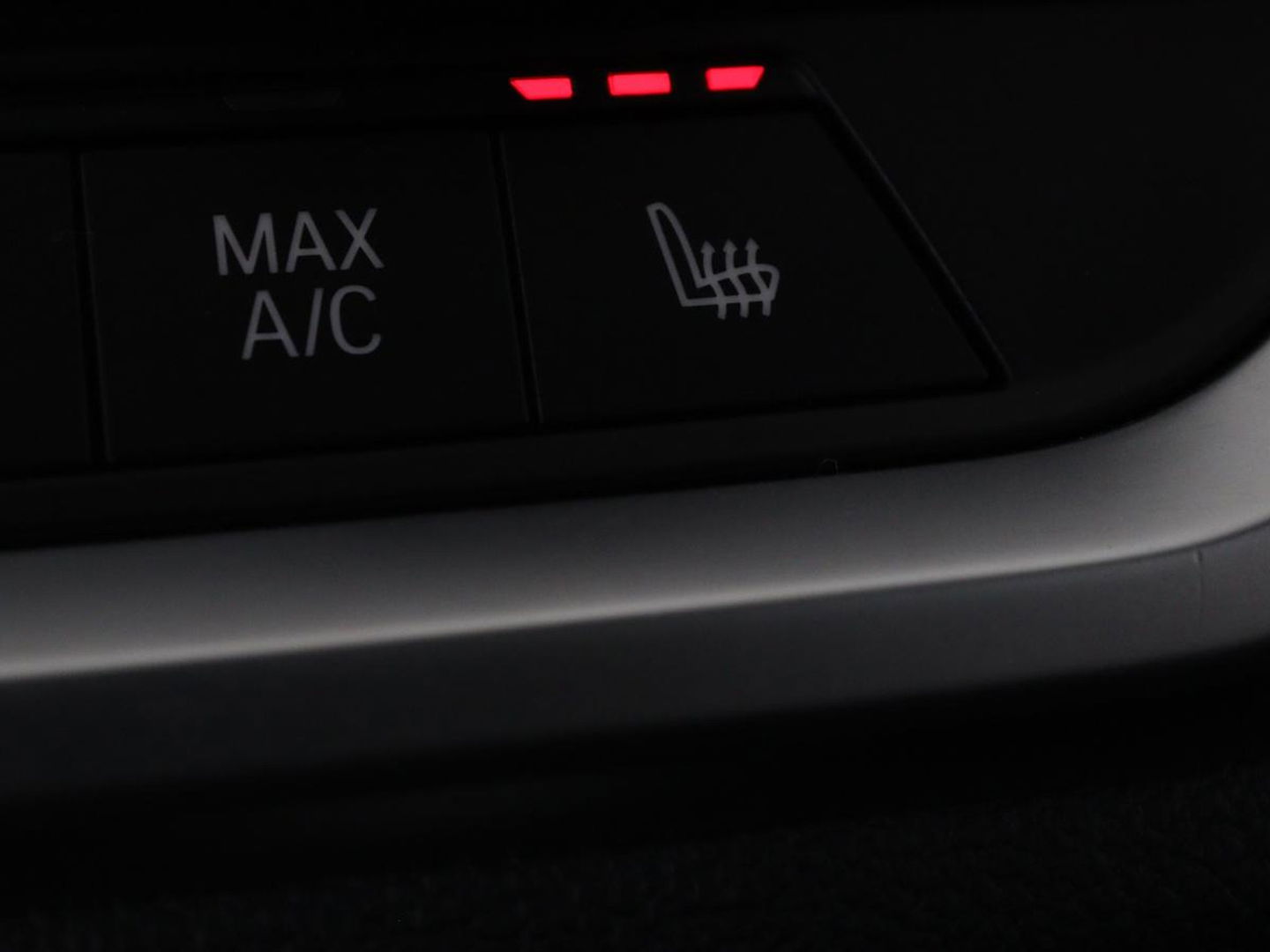 BMW 3-serie 320e Sport Line | Panoramadak | 360 Camera | Adaptive cruise | Laser Light | Stoelverwarming | Carplay | Sfeerverlichting | Live Cockpit | Sportstoelen | Half leder | Navigatie | Keyless