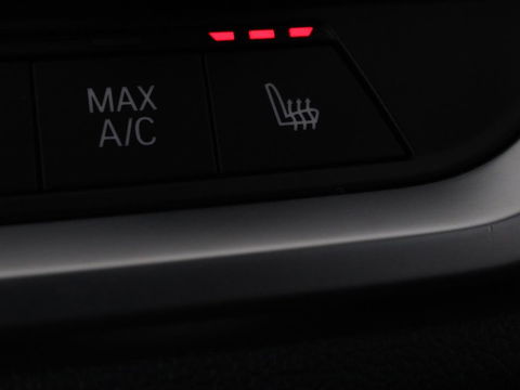 BMW 3-serie 320e Sport Line | Panoramadak | 360 Camera | Adaptive cruise | Laser Light | Stoelverwarming | Carplay | Sfeerverlichting | Live Cockpit | Sportstoelen | Half leder | Navigatie | Keyless