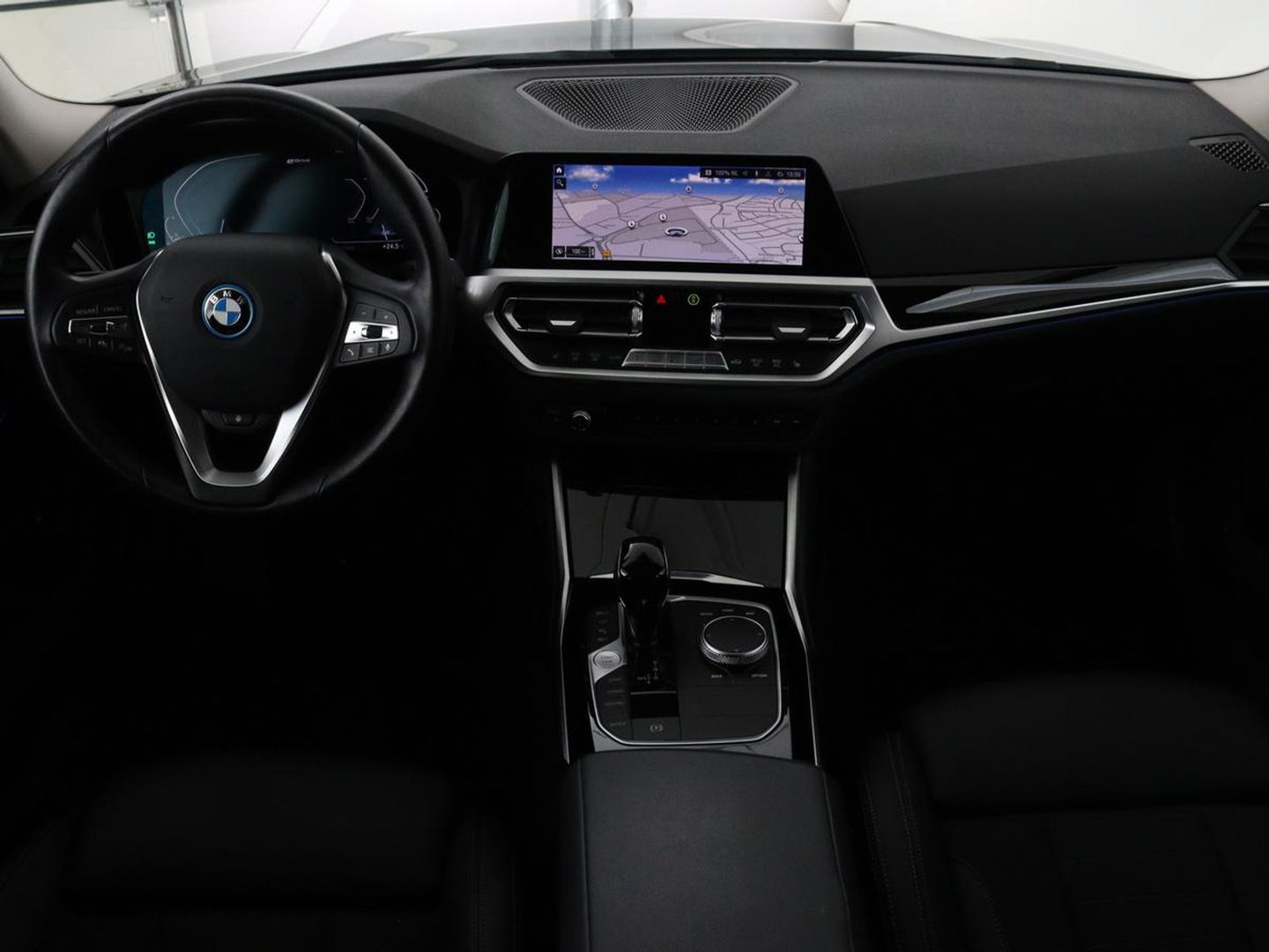 BMW 3-serie 320e Sport Line | Panoramadak | 360 Camera | Adaptive cruise | Laser Light | Stoelverwarming | Carplay | Sfeerverlichting | Live Cockpit | Sportstoelen | Half leder | Navigatie | Keyless