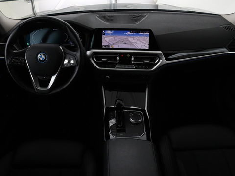 BMW 3-serie 320e Sport Line | Panoramadak | 360 Camera | Adaptive cruise | Laser Light | Stoelverwarming | Carplay | Sfeerverlichting | Live Cockpit | Sportstoelen | Half leder | Navigatie | Keyless