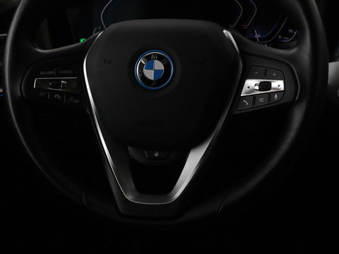 BMW 3-serie 320e Sport Line | Panoramadak | 360 Camera | Adaptive cruise | Laser Light | Stoelverwarming | Carplay | Sfeerverlichting | Live Cockpit | Sportstoelen | Half leder | Navigatie | Keyless